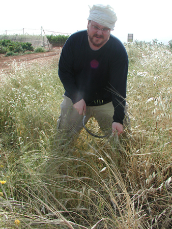 037_fatzael_junction_harvesting_ripe_barley_2005mar27_1.jpg